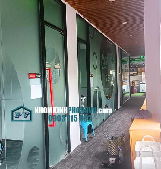 Thi công vách kính cường lực khung nhôm dán decal mờ tại đường CN1, Khu công nghiệp Tân Bình, TPHCM
