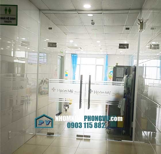 Thi công cửa kính cường lực bản lề sàn tại Bệnh Viện Hoàn Mỹ, Thủ Đức, TPHCM