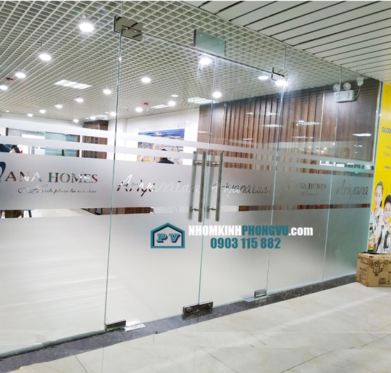 Mẫu cửa kính thủy lực 2 cánh văn phòng dán decal mờ