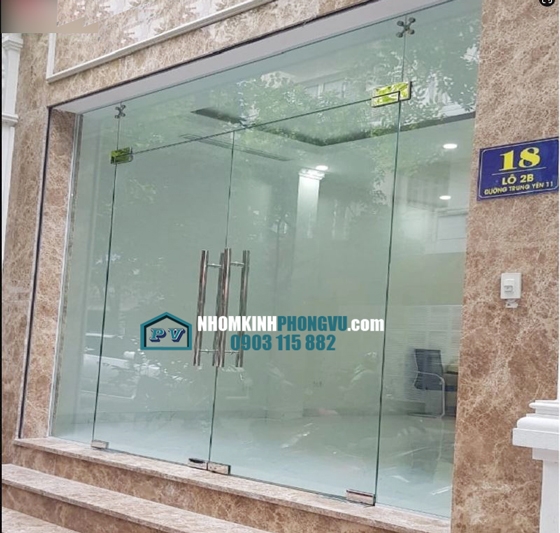 Mẫu cửa kính thủy lực 2 cánh kính 10 ly cường lực cho phòng khách mặt tiền đẹp 