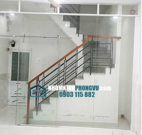 Thi công cửa kính cường lực lùa treo 1 cánh kính 10ly tại đường Nguyễn Hữu Cảnh, Quận Bình Thạnh, TPHCM