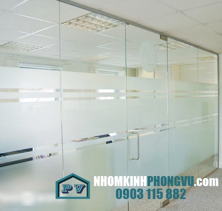 Mẫu cửa kính thủy lực mở quay 1 cánh dán decal mờ