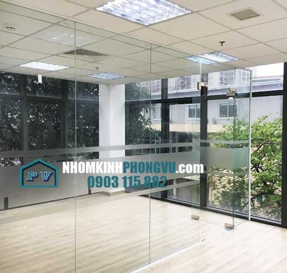 Mẫu vách ngăn kính cường lực văn phòng làm việc đẹp, view siêu thoáng 