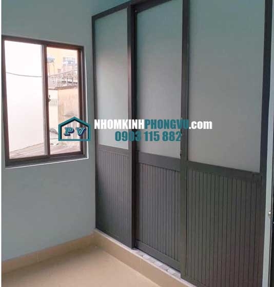 Vách nhôm ngăn phòng hệ 700 kính mờ 5mm giá rẻ màu xám đen 