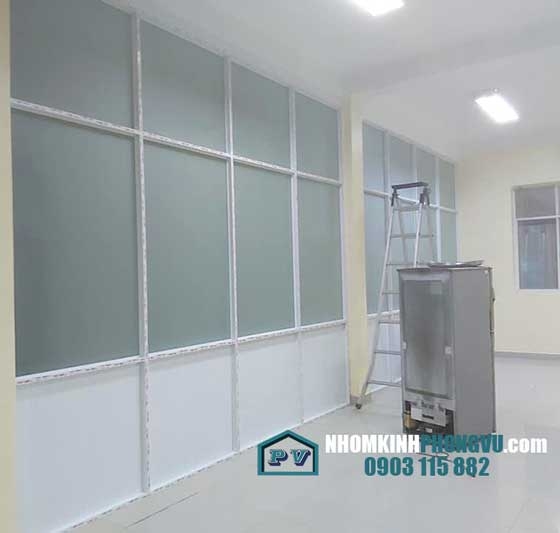 Vách ngăn phòng làm việc bằng nhôm kính giá rẻ dưới lá nhôm trên kính