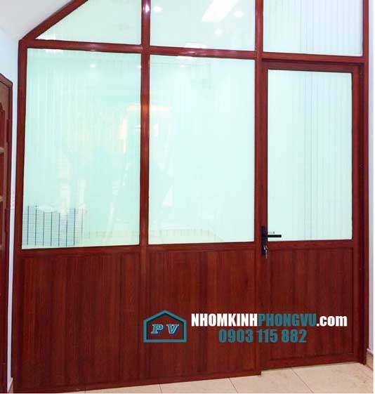 Vách nhôm cỏ màu vân gỗ giá rẻ kính mờ 5mm
